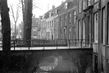 52483 Gezicht op de Kromme Nieuwegracht te Utrecht met de huizen nrs. 7-hoger; op de voorgrond het bruggetje naar de ...